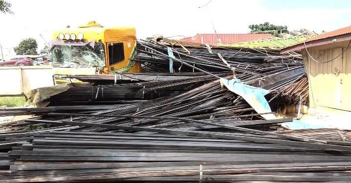 Truck carrying iron rods overturns at Oforikrom, destroys NYA office wall